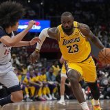 Kyshawn George (à gauche) a souffert face aux Lakers de LeBron James (é droite) KEYSTONE/AP/Jess Rapfogel